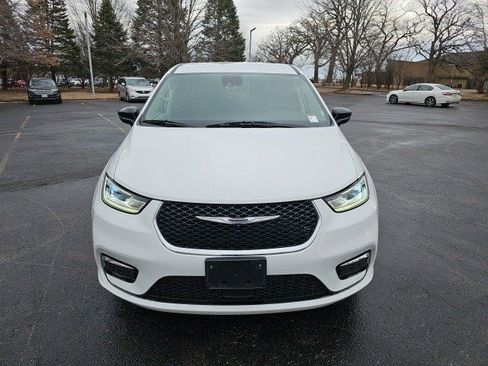 Used 2024 Chrysler Pacifica Touring-L image 9