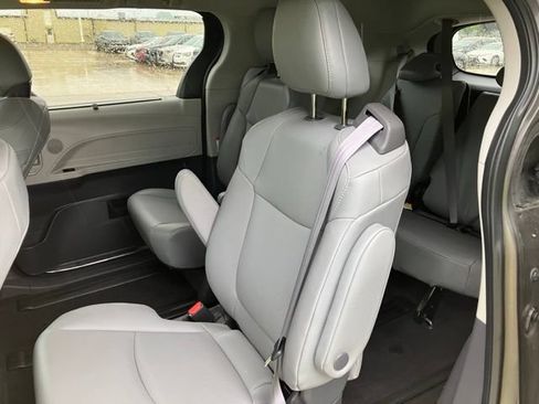 Used 2021 Toyota Sienna LE AWD/4WD image 15