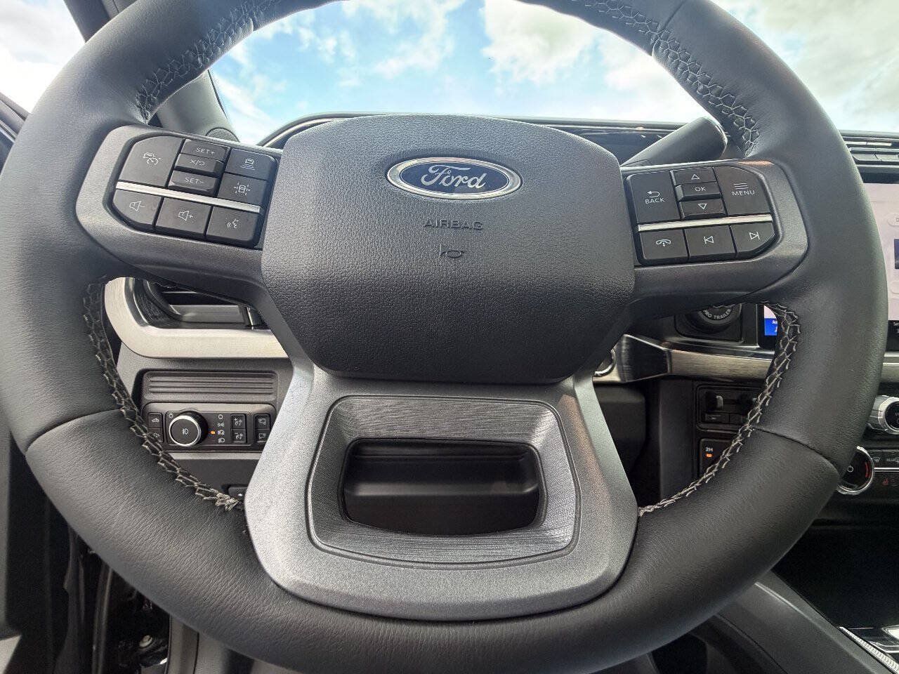 Used 2025 Ford F450 Lariat w/ Lariat Ultimate Package AWD/4WD image 30