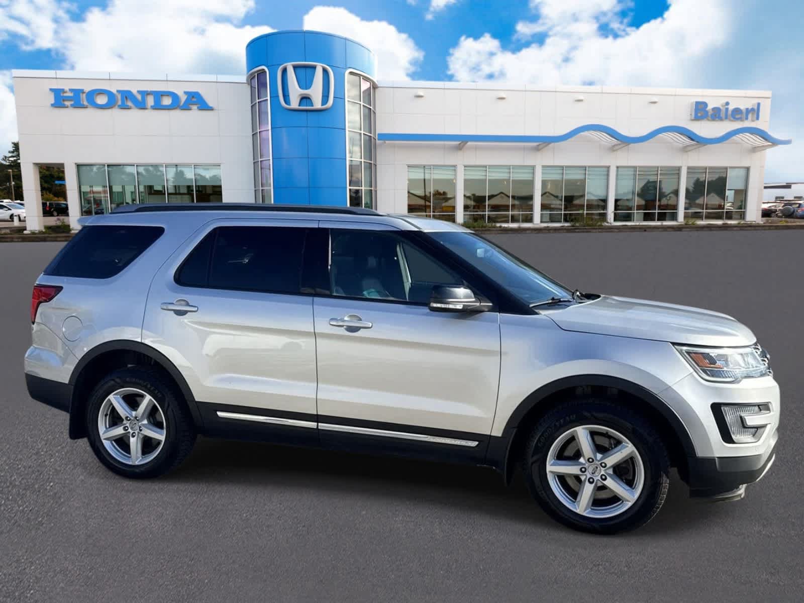 Used 2017 Ford Explorer XLT w/ Equipment Group 202A AWD/4WD image 6