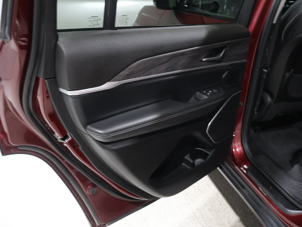 Used 2022 Jeep Grand Cherokee L Limited AWD/4WD image 19