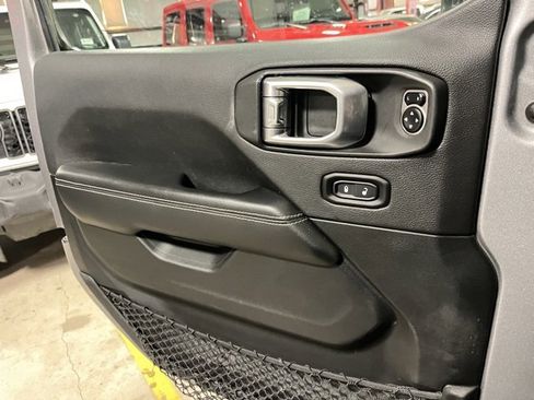 Used 2020 Jeep Wrangler Unlimited Sahara image 18