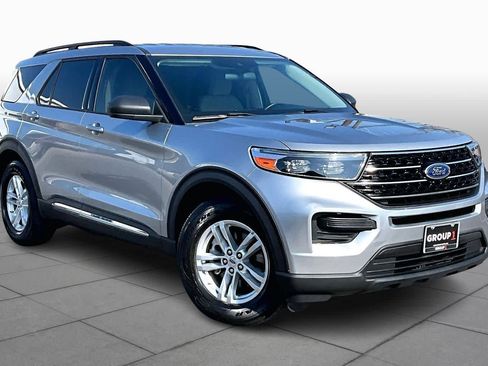 Used 2020 Ford Explorer XLT image 3