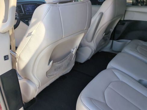 Used 2017 Chrysler Pacifica Touring-L image 18