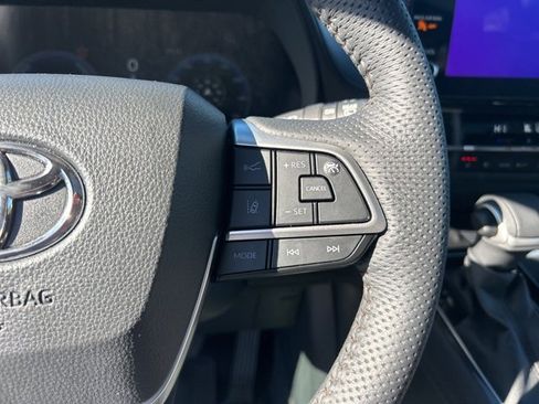 Used 2025 Toyota Sienna Platinum image 22