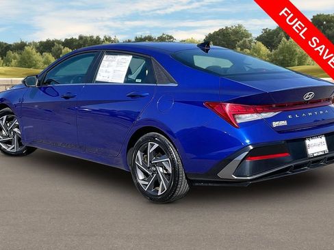 Used 2025 Hyundai Elantra SEL FWD image 11