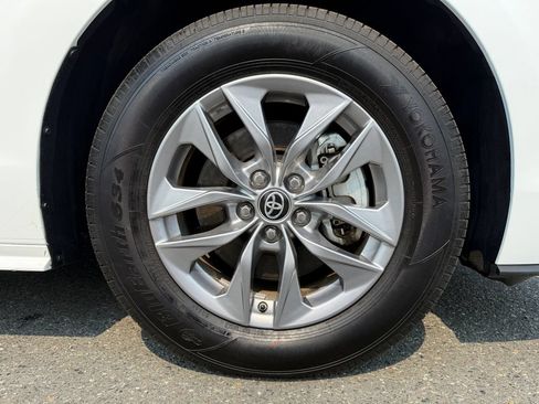 Used 2024 Toyota Sienna LE AWD/4WD image 9