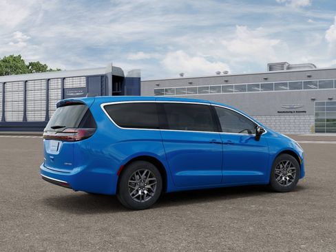 New 2027 Chrysler Pacifica Limited FWD image 4