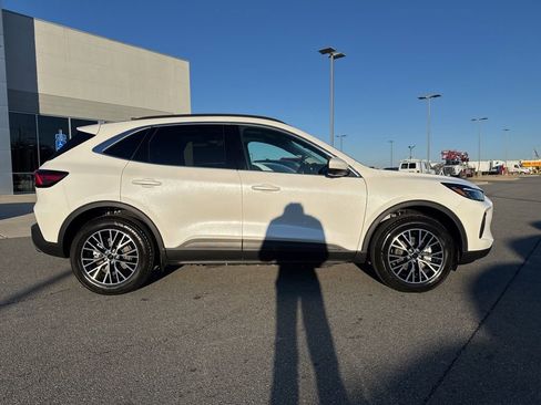 New 2025 Ford Escape SE w/ PHEV Premium Package image 2
