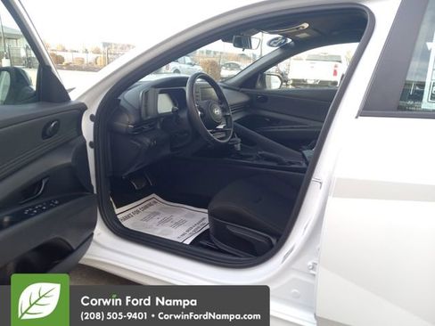 Used 2025 Hyundai Elantra Sport image 9