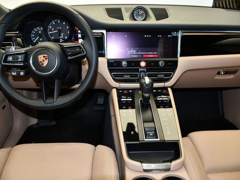 Certified 2023 Porsche Macan AWD/4WD image 29
