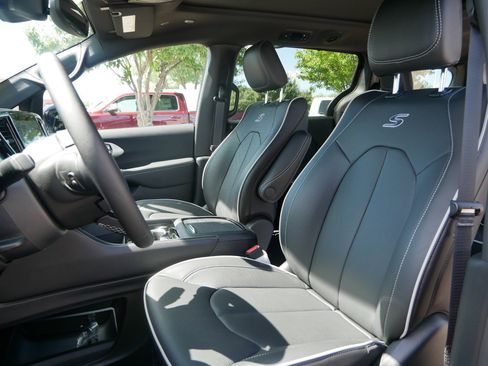 New 2026 Chrysler Pacifica Limited w/ S Appearance Package image 9