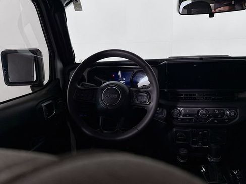 Used 2024 Jeep Wrangler Unlimited image 11
