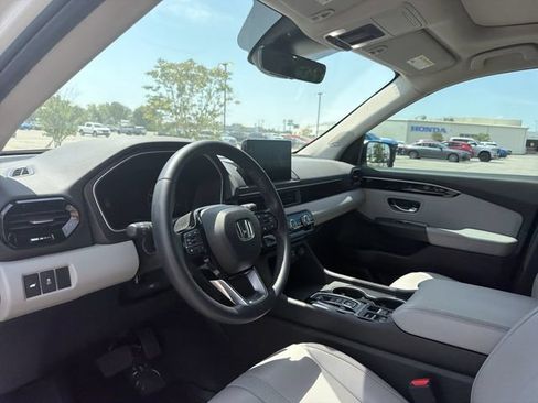 Used 2025 Honda Pilot Touring image 11