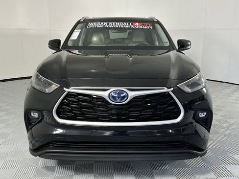 Used 2023 Toyota Highlander XLE image 3