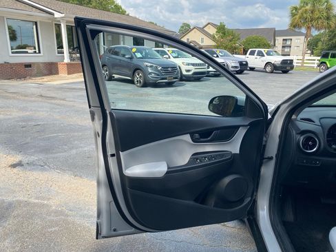 Used 2022 Hyundai Kona SE FWD image 32