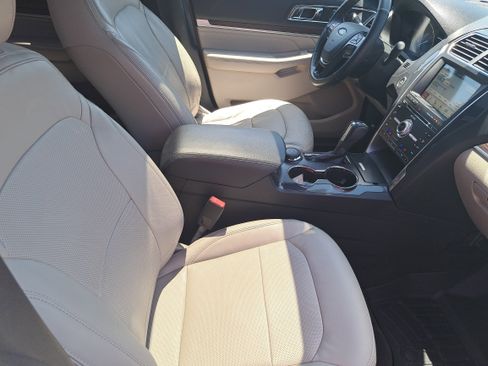 Used 2018 Ford Explorer Limited w/ Equipment Group 301A AWD/4WD image 10