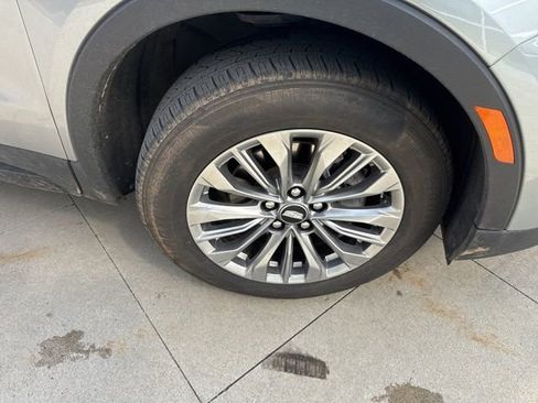 Used 2025 Cadillac XT4 Premium Luxury image 9