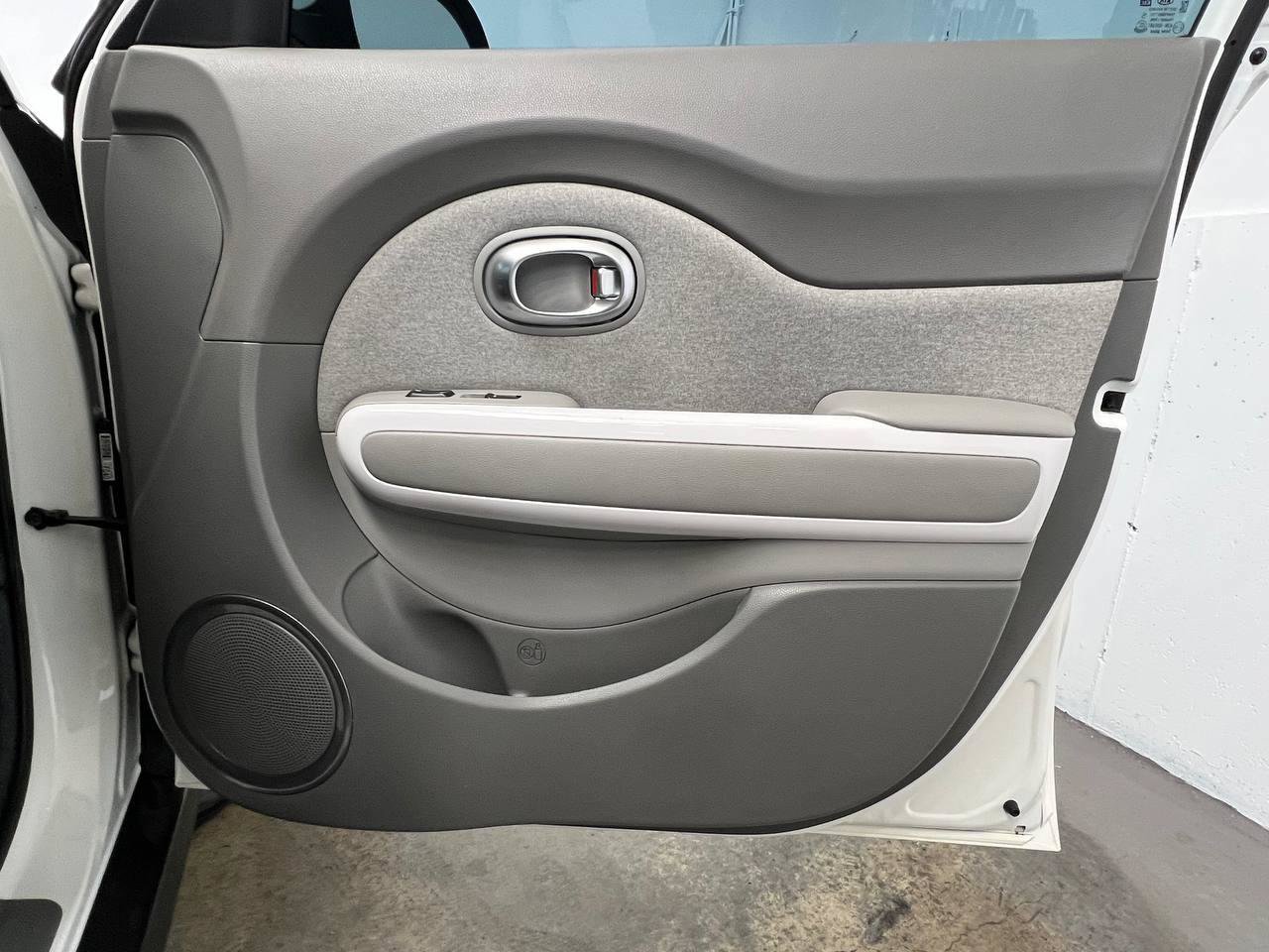 Used 2016 Kia Soul EV FWD image 13