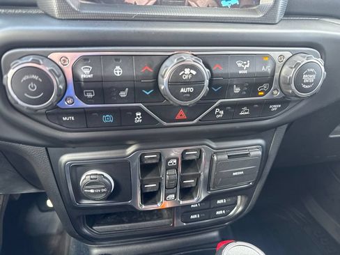 Used 2022 Jeep Wrangler Unlimited Sahara w/ Cold Weather Group AWD/4WD image 27