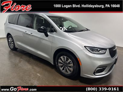 Used 2024 Chrysler Pacifica Select