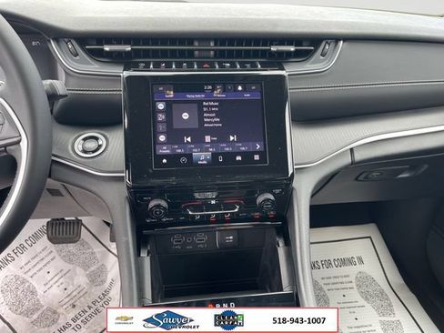 Used 2023 Jeep Grand Cherokee Laredo AWD/4WD image 12