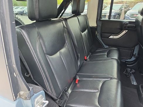 Used 2015 Jeep Wrangler Unlimited Sahara w/ Dual Top Group AWD/4WD image 21