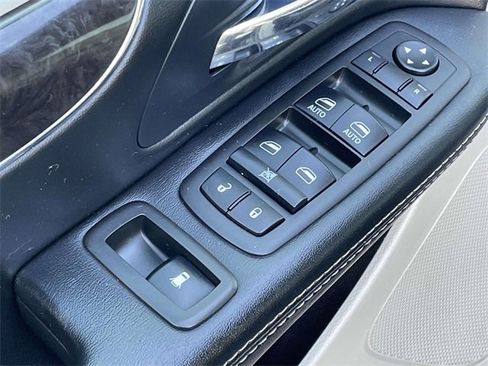 Used 2014 Chrysler Town & Country Touring image 17