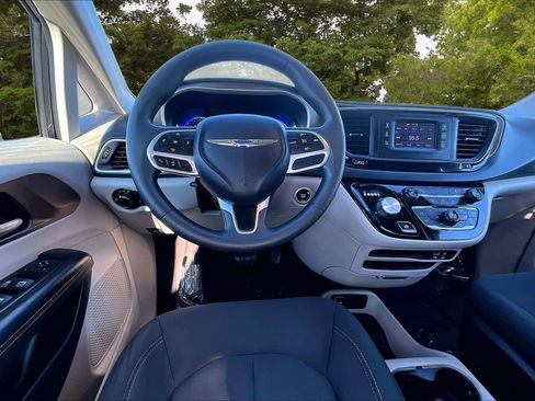 Used 2017 Chrysler Pacifica LX w/ Tire & Wheel Group image 8