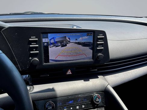 Used 2025 Hyundai Elantra Sport FWD image 17