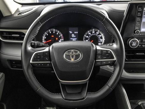 Used 2022 Toyota Highlander LE AWD/4WD image 28