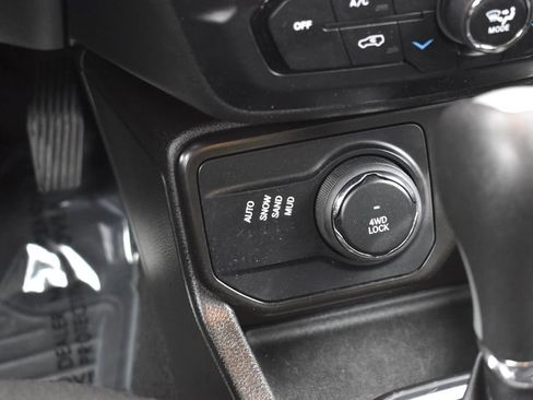 Used 2023 Jeep Renegade Latitude AWD/4WD image 19