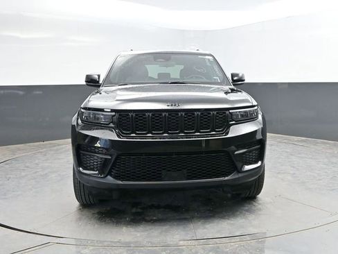 Used 2025 Jeep Grand Cherokee Altitude AWD/4WD image 2