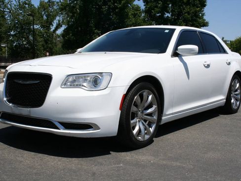 Used 2017 Chrysler 300 Limited RWD image 9