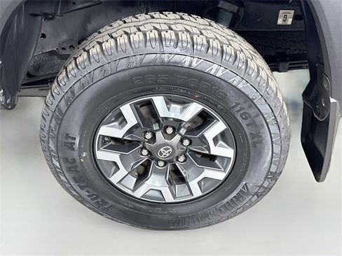 Certified 2017 Toyota Tacoma TRD Off-Road image 29
