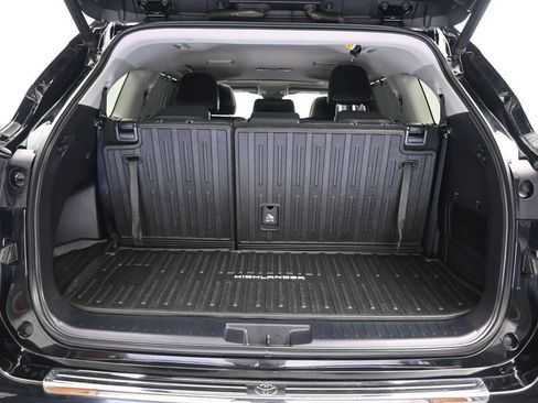 Used 2020 Toyota Highlander XLE AWD/4WD image 58
