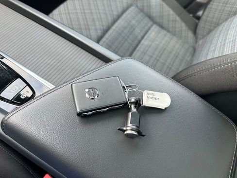 Used 2022 Volvo XC60 B5 Momentum image 37