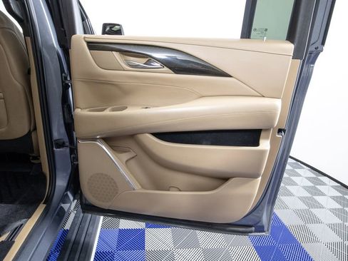 Used 2018 Cadillac Escalade ESV Platinum AWD/4WD image 16