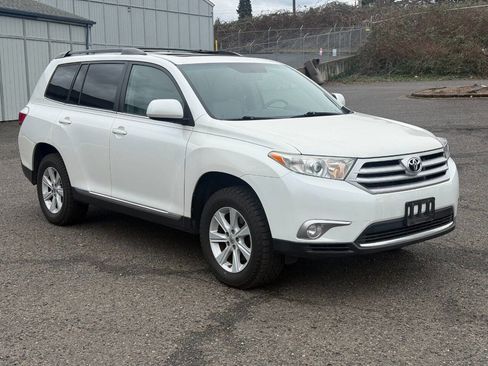 Used 2012 Toyota Highlander SE w/ Tow Pkg image 3