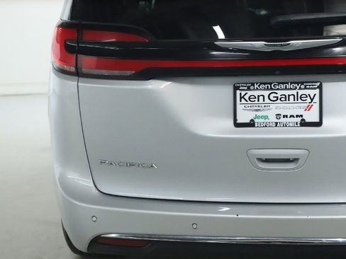 Used 2023 Chrysler Pacifica Touring-L FWD image 40