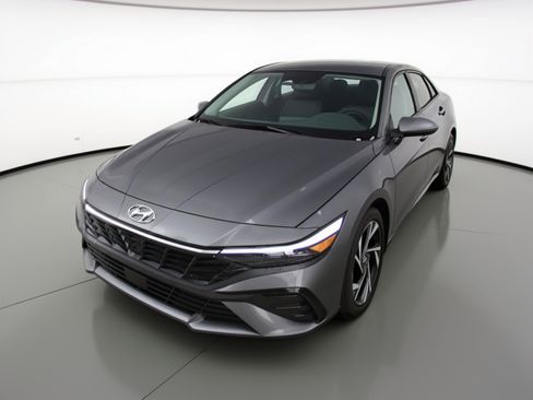 Used 2025 Hyundai Elantra SEL image 3