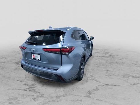 Certified 2021 Toyota Highlander XLE AWD/4WD image 9