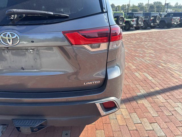 Used 2018 Toyota Highlander Limited Platinum FWD image 12