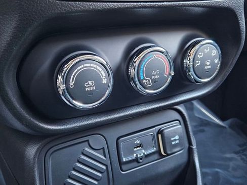 Used 2016 Jeep Renegade Latitude image 20