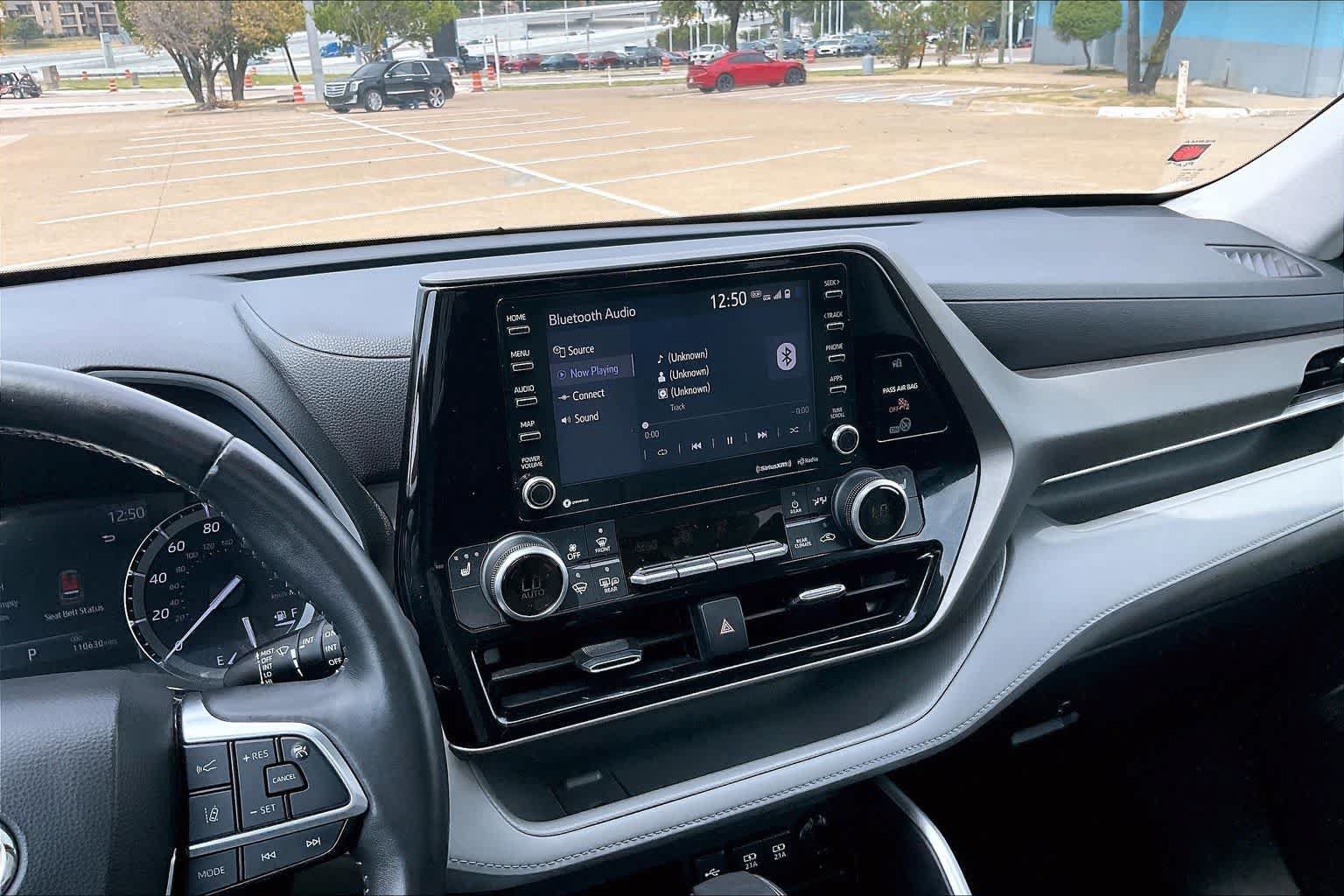 Used 2021 Toyota Highlander XLE AWD/4WD image 14