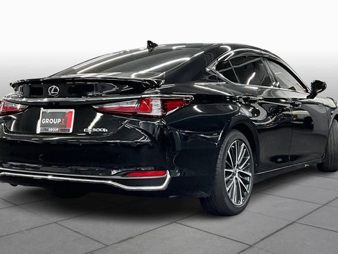 Used 2025 Lexus ES 300h w/ Premium Package image 12