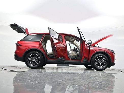 Used 2025 Lincoln Nautilus Premier image 57