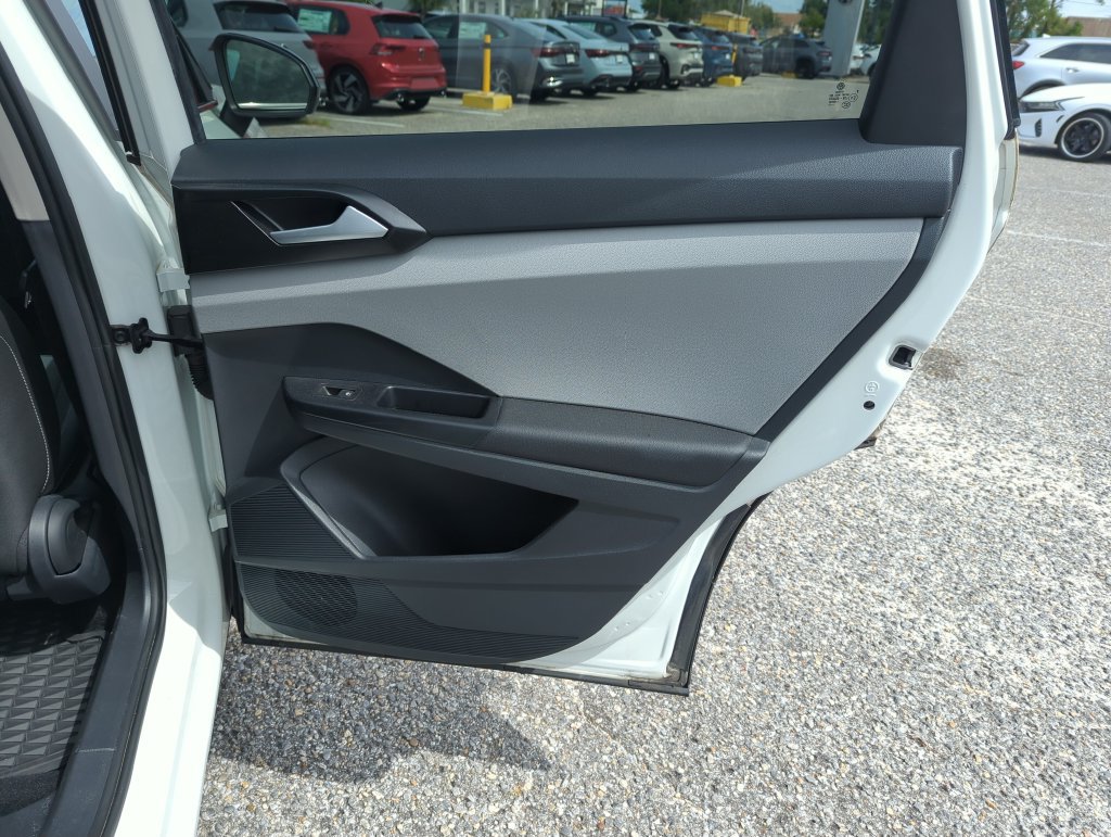 Used 2023 Volkswagen Taos SE w/ Panoramic Sunroof Package FWD image 32