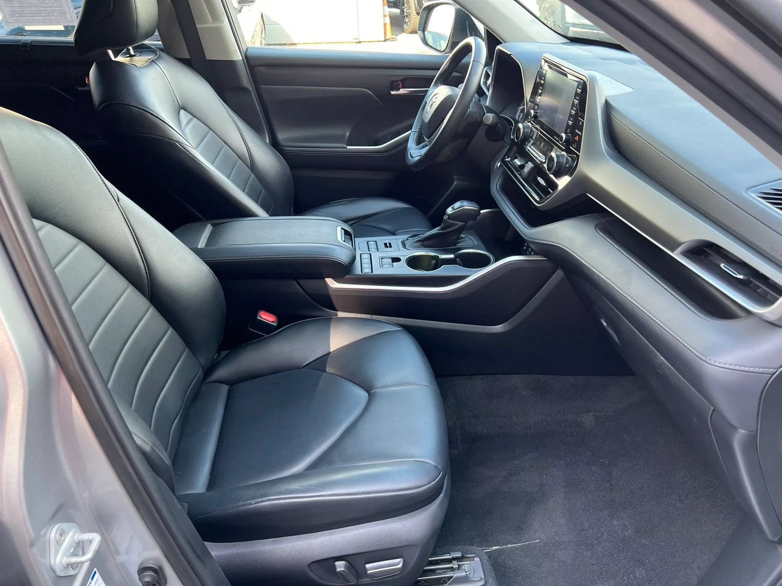 Used 2022 Toyota Highlander XLE AWD/4WD image 8