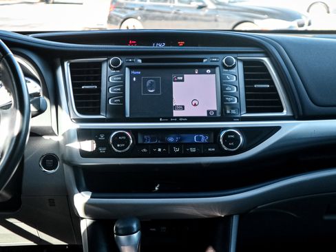 Used 2019 Toyota Highlander XLE image 30
